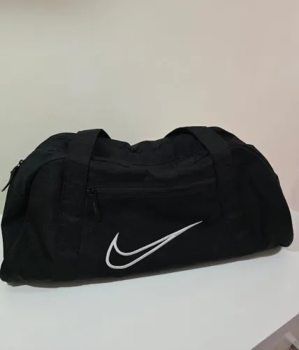 Mala Nike, tamanho médio.