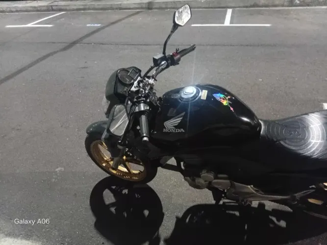 Vende se  ou troca uma cb 300 