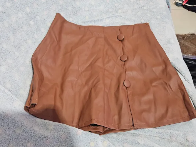 Shorts Saia Feminino Couro Courino Fake Macio Abertura na Frente Cintura Alta