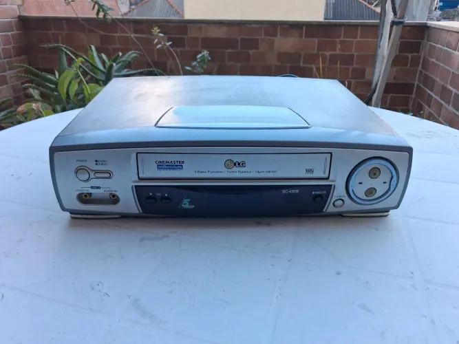 Vídeo Cassete VHS - LG  /  funcionando no estado. Ver detalhes na descrição.