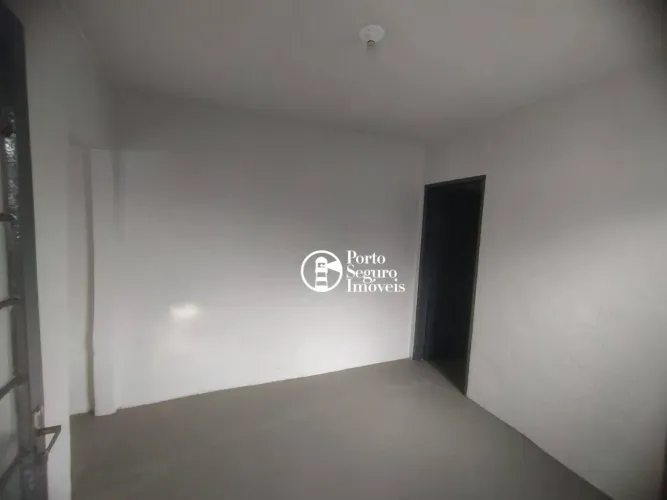 Uma casa de Fundos com 02 quartos, sala, cozinha, banheiro e quintal.