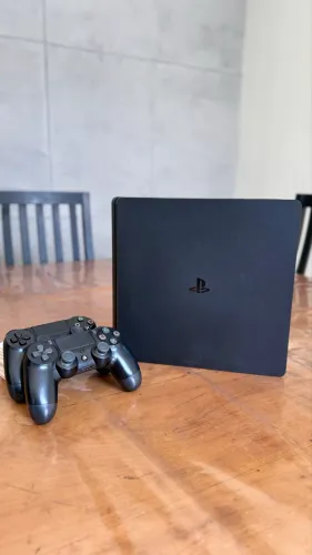PS4 Slim + 2 Controles Originais em Bom Estado - R$ 1.400