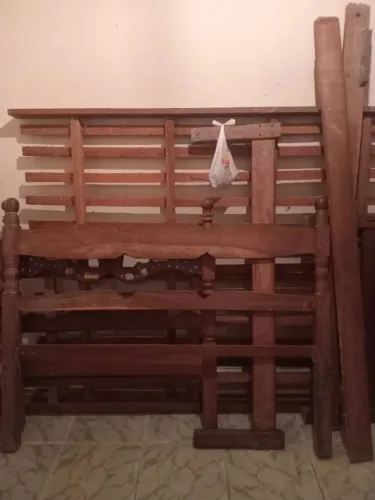 Vendo 2 camas de sucupira,uma casal e outra solteira