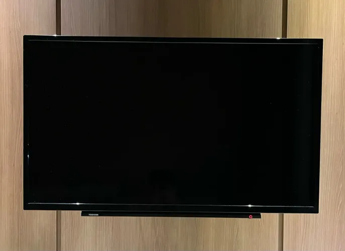 TV 40 Polegadas SEMP Toshiba LED Full HD + Roku Streaming Stick 3840X