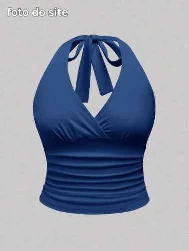 Blusa azul com alcinha de amarrar e meio decote na frente.
