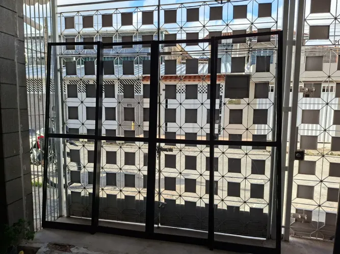Porta de vidro e alumínio 
