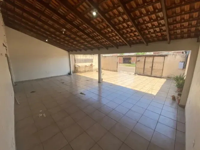 ALUGA-SE CASA