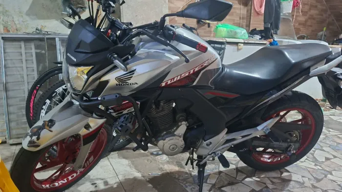 Vendo twister 250 em perfeito estado, nada pra fazer