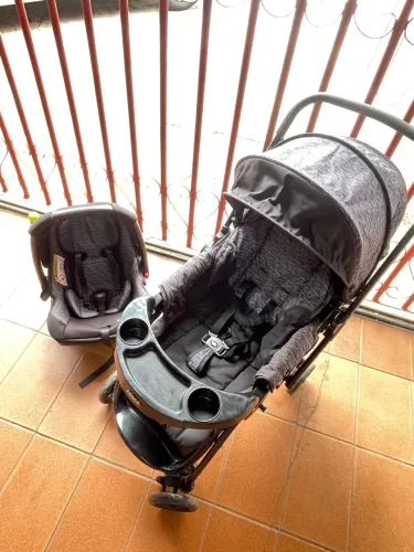 Carrinho de Bebê com bebê conforto