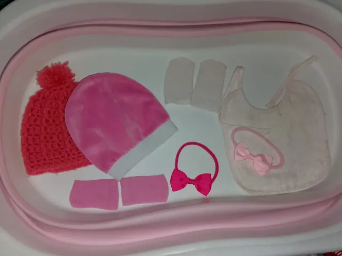 Conjunto de peças de menina (2 laços, 2 toucas, 2 meias e 1 babador )
