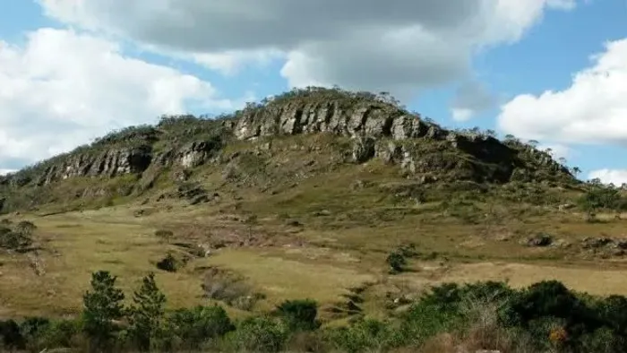 Vende-se terreno no Pé da Serra - com sede (Sobradinho/São Thomé das Letras - MG)