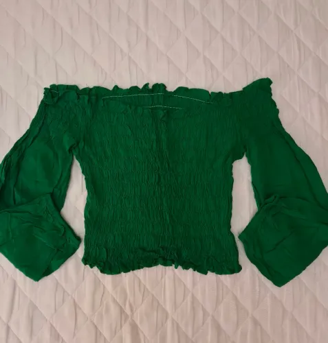 Blusinha verde, veste P/M e está em ótimas condições