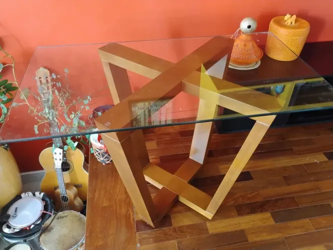 Mesa elegante de jantar com tampo de vidro