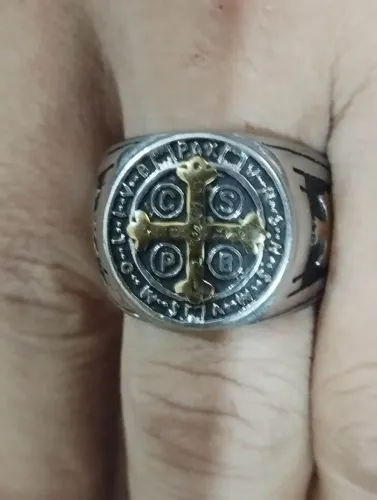 Anel da Ordem de São Bento edição luxo em aço Cirúrgico prateado com detalhes em dourado.