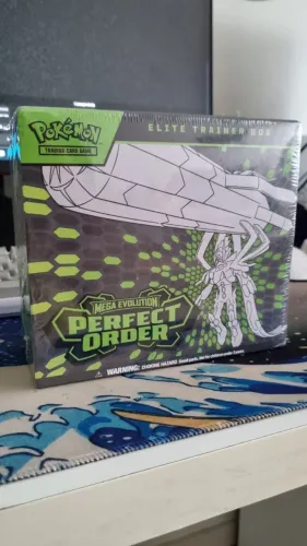 Elite Trainer Box (ETB) Pokemon Ordem Perfeita em inglês