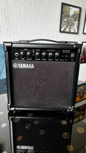 Cubo Amplificador Para Guitarra Yamaha GA15II 15W RMS Preto