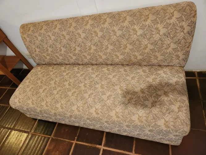 Sofá de Tecido Estampado Bem Conservado 