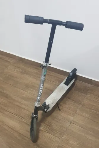 Patinete dobrável 2 Rodas, suporta até 100kg, com freio e ajuste de altura