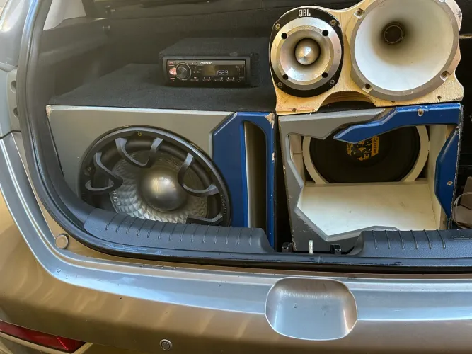 Caixa trio som automotivo