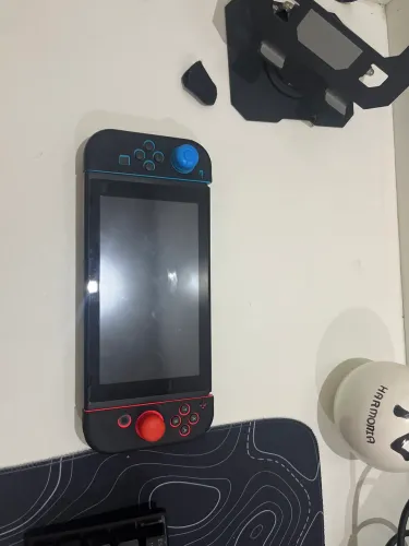 Nintendo Switch Está com um leve arranhão na tela só que nem dá pra ver
