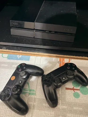 PLAYSTATION 4 + 2 CONTROLES ORIGINAIS