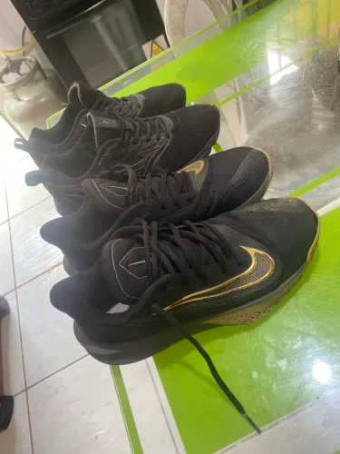 Dois pares de tênis (Nike e Mizuno originais)