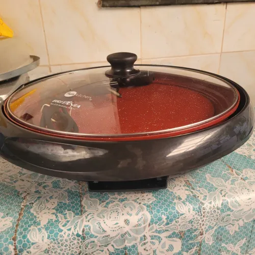 Panela elétrica em grill redonda,marca Britânia, de pouquíssimo uso.