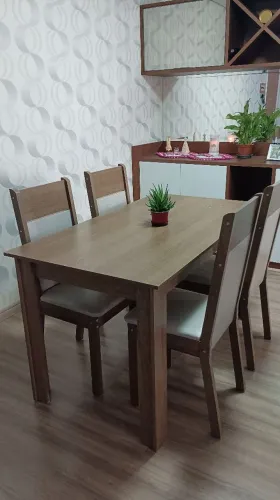Mesa com 4 cadeiras