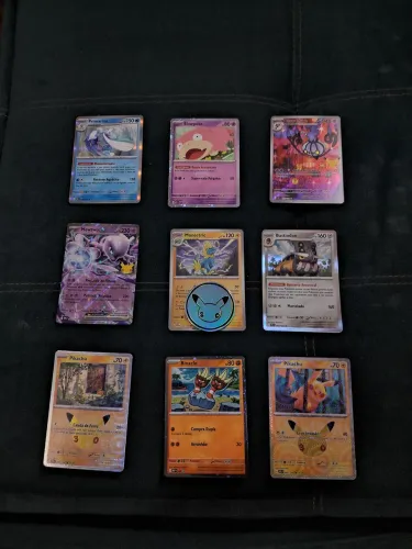 9 cartas de Pokemon TCG (4 coleção 30 anos) +1 moeda da coleção 30 anos