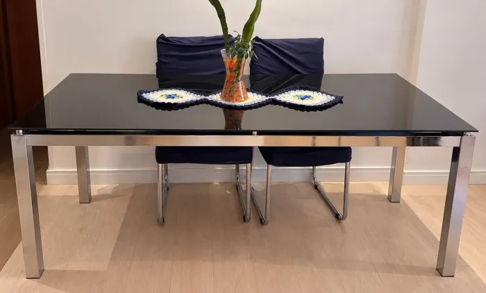 Mesa de Jantar com Tampo de Vidro Preto + Cadeiras