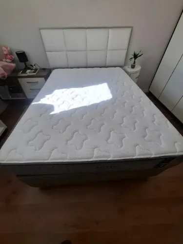 Cama de Casal em excelente estado.
