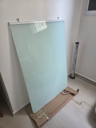 Mesa com tampo de vidro