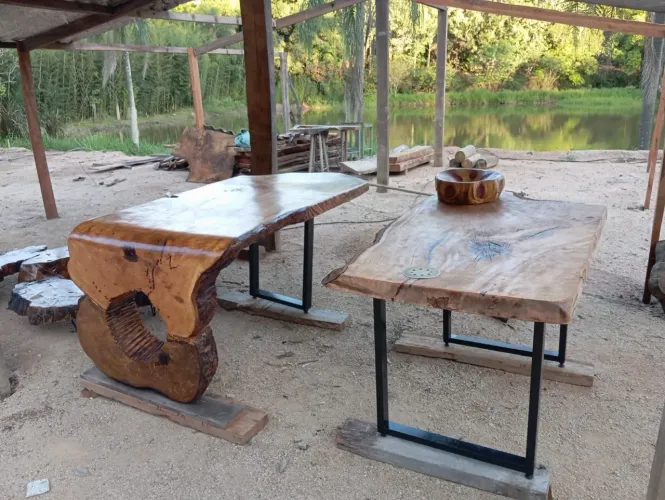 Mesa em madeira maciça pé de ferro