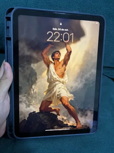Vendo iPad 11ª geração, 128 GB, na cor azul, em excelente estado de conservação.