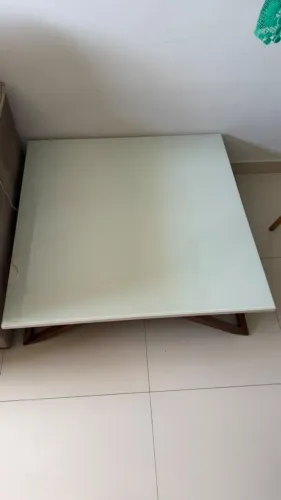 Mesa de centro tampo de vidro branco e pés de madeira