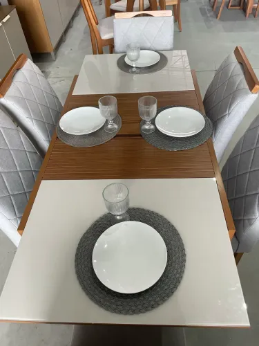 Mesa Em Madeira Maciça Extensiva NOVA (Sem As Cadeiras)