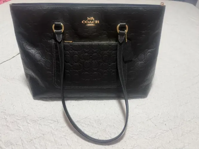 Bolsa Coach Station couro preto monograma em relevo - pouco usada