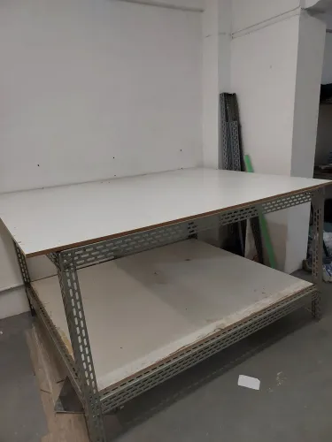 Mesa de aço com tampo de madeira 
