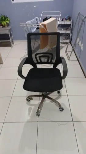 Cadeira de escritório giratória mesh preta com braços