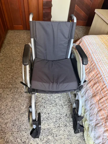 Vendo cadeira de rodas da marca Dellamed modelo D600