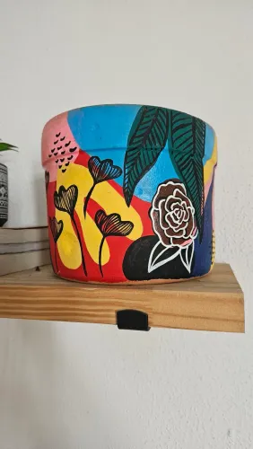 Vaso de barro pintado a mão