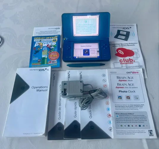 Nintendo DSi XL Azul + Cartão 2GB, R4 e Manuais (Completo)