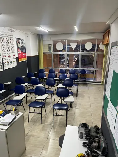 Aluga-se Sala Comercial - Sobreloja no Centro de Petrópolis