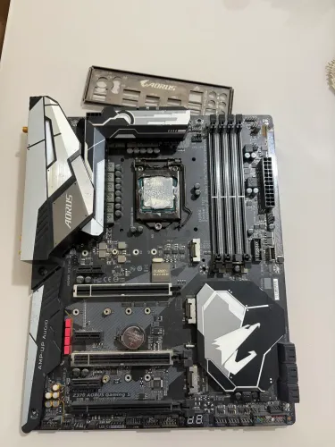 Placa mãe Z370 AORUS Gaming 5 + processador Intel i7 8700k
