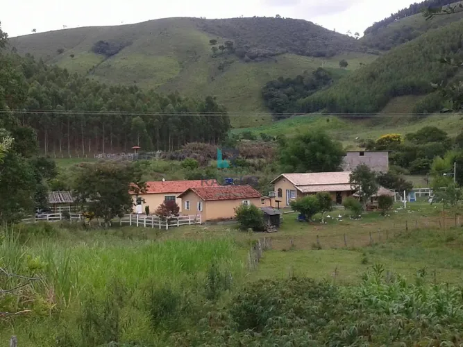CHÁCARA COM 3 CASAS E TERRENO PLANO COM RIACHOS EM SILVEIRAS