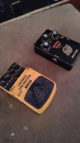 Pedal de guitarra - Chorus e Delay