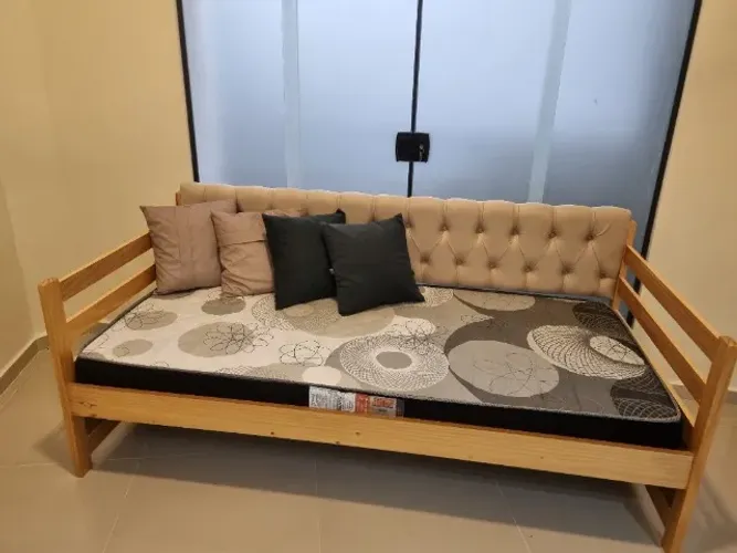 Sofá cama Bicama Verona Imbuia estofado veludo capitonê