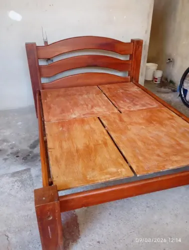 Cama de casal de jaqueira 