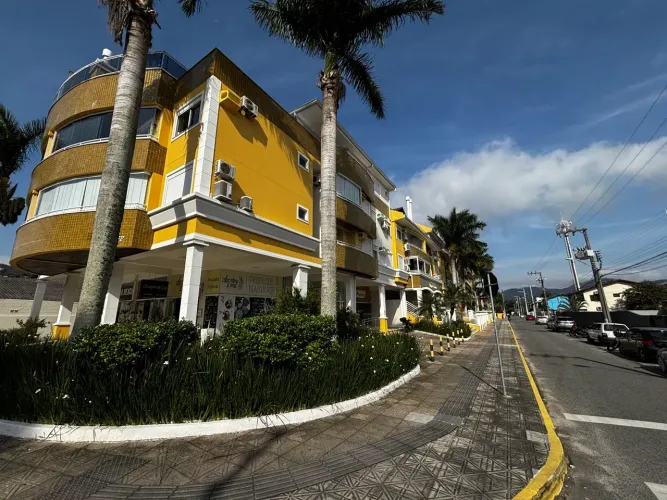 Apartamento de 2 dormitórios, sendo 1 suíte, localizado a apenas uma quadra do mar