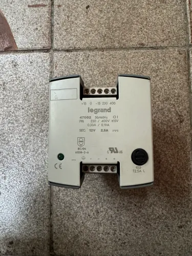 fonte de alimentação industrial Legrand, modelo 47002.